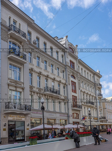 Улица Арбат дом 29. Вид - 3. Москва, район Арбат, май 2025. Редакционное фото, фотограф Казума / Фотобанк Лори