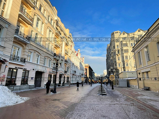 Улица Арбат в Москве зимой в солнечную морозную погоду. Россия. Редакционное фото, фотограф Овчинникова Ирина / Фотобанк Лори