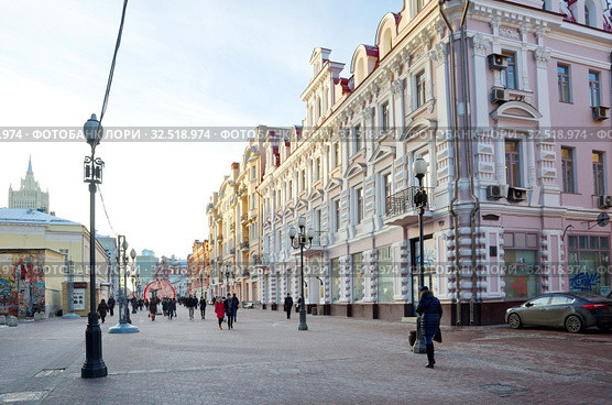 Улица Арбат в новогодние дни. Москва, Россия (2018 год). Редакционное фото, фотограф Елена Коромыслова / Фотобанк Лори