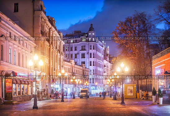 Улица Арбат в свете вечерних фонарей и Дом актера, Москва (2022 год). Редакционное фото, фотограф Baturina Yuliya / Фотобанк Лори