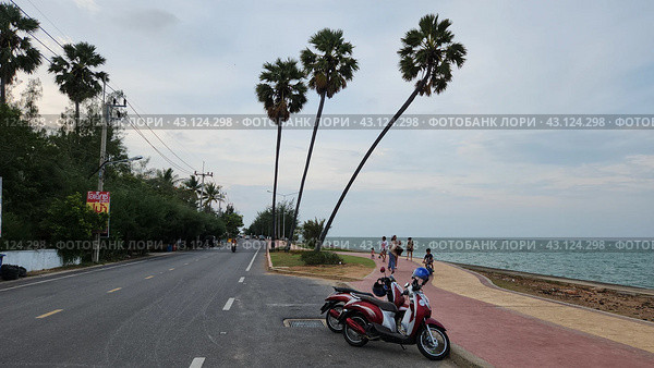 Улица Бич роуд (Beach road). Бухта Сиамского залива. Пранбури (Pran Buri). Провинция Прачуап-Кхири-Кхан. Таиланд (2024 год). Редакционное фото, фотограф lana1501 / Фотобанк Лори
