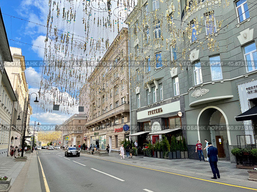 Улица Большая Дмитровка в Москве летом в ясный день (2021 год). Редакционное фото, фотограф Овчинникова Ирина / Фотобанк Лори