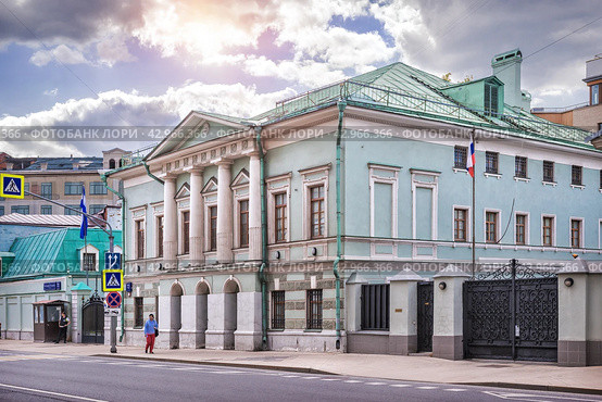 Улица Большая Ордынка, Дом купца Кулешова, посольство Аргентины, Москва (2023 год). Стоковое фото, фотограф Baturina Yuliya / Фотобанк Лори