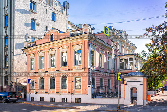 Улица Большая Полянка, городские усадьбы 19 века, Доходный дом Якова Демента, Москва (2023 год). Стоковое фото, фотограф Baturina Yuliya / Фотобанк Лори
