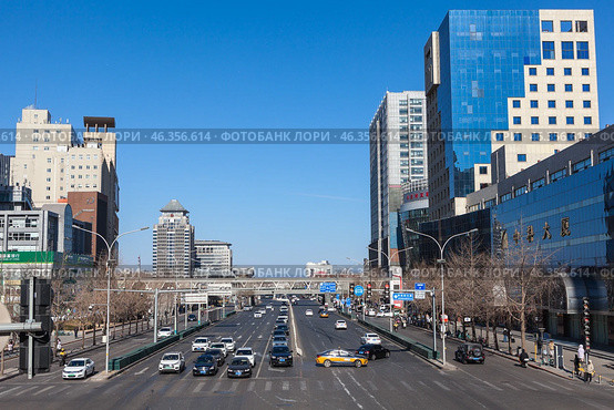Улица Чжунгуаньцунь, вид в сторону четвертой кольцевой автодороги. Haidian District, Beijing, China. (2024 год). Редакционное фото, фотограф Кекяляйнен Андрей / Фотобанк Лори