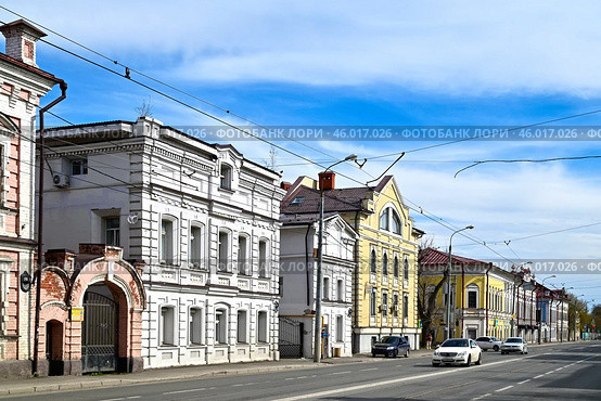 Улица Габдуллы Тукая, дома 75-79. Город Казань. Республика Татарстан. Россия (2024 год). Стоковое фото, фотограф Александр Тараканов / Фотобанк Лори