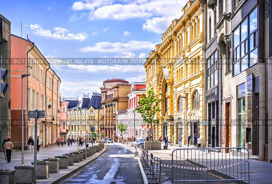 Улица Кузнецкий мост и старинные здания, Москва (2023 год). Редакционное фото, фотограф Baturina Yuliya / Фотобанк Лори
