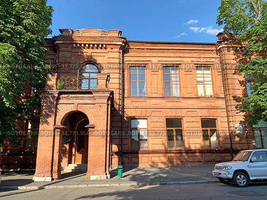 Улица Маркуса, дом 22, Северо-Осетинский государственный университет имени Коста Левановича Хетагурова, физико-технический факультет. Владикавказ. Республика Северная Осетия — Алания (2019 год). Редакционное фото, фотограф Овчинникова Ирина / Фотобанк Лори
