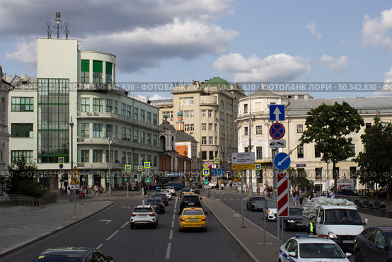 Улица Маросейка. Площадь Ильинских ворот. Москва. Редакционное фото, фотограф Елена Орлова / Фотобанк Лори