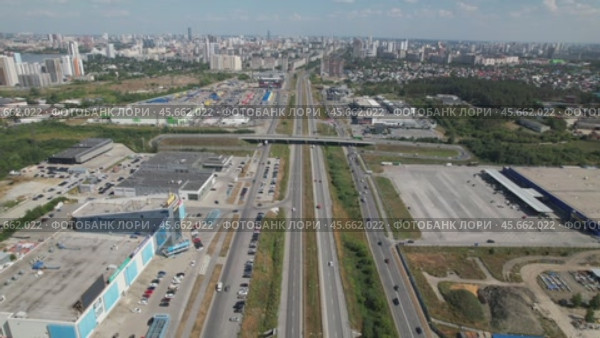 Улица Металлургов в Екатеринбурге в районе ТЦ Мега - аэросъемка 2022 года. Редакционное видео, видеограф Владислав Самошкин / Фотобанк Лори