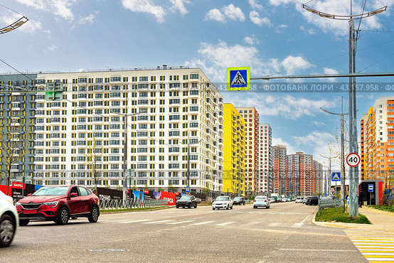 Улица Мурата Ахеджака с новыми домами в Новороссийске (2024 год). Редакционное фото, фотограф Владимир Ушаров / Фотобанк Лори