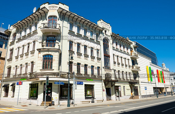 Улица Остоженка, дом 20. Москва. Россия (2021 год). Редакционное фото, фотограф E. O. / Фотобанк Лори