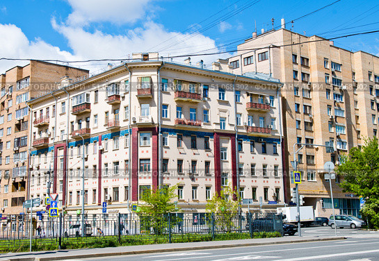 Улица Плющиха, 44/2 / 1-й Вражский переулок, 2/44. Солнечный весенний день.  Москва. Россия. Редакционное фото, фотограф E. O. / Фотобанк Лори