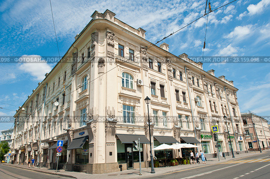 Улица Покровка, дом 19 (пересечение с Чистопрудным Бульваром). Москва (2016 год). Редакционное фото, фотограф E. O. / Фотобанк Лори