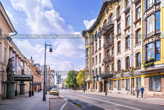 Улица Пречистенка, Доходный дом И.П. Исакова, галерея Церетели, Москва (2023 год). Редакционное фото, фотограф Baturina Yuliya / Фотобанк Лори