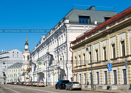 Улица Солянка. Весенний солнечный день. Москва. Редакционное фото, фотограф E. O. / Фотобанк Лори