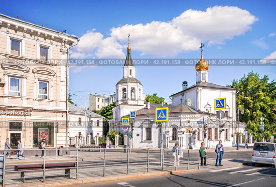 Улица Сретенка, Успенская церковь, Москва (2022 год). Редакционное фото, фотограф Baturina Yuliya / Фотобанк Лори