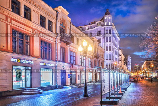 Улица Старый Арбат в свете вечерних фонарей и ломбард, Москва (2022 год). Редакционное фото, фотограф Baturina Yuliya / Фотобанк Лори
