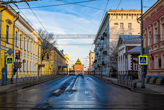 Улица в городе (Варварская в сторону Дмитриевской башни, Нижний Новгород) Редакционное фото, фотограф Илья Старков / Фотобанк Лори