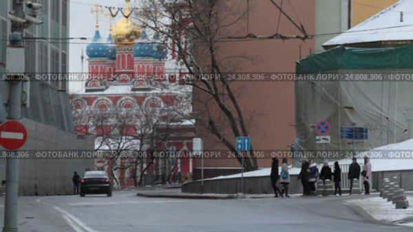 Улица Варварка и проезжая машина, Москва зимний день (2017 год). Редакционное видео, видеограф Дмитрий Неумоин / Фотобанк Лори