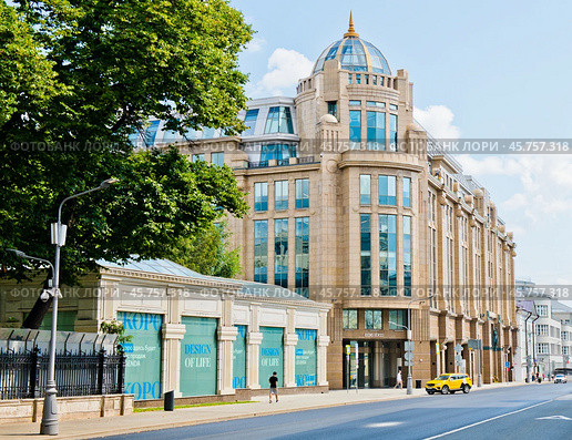 Улица Воздвиженка, дом 10. Летний день. Москва. Россия (2024 год). Редакционное фото, фотограф E. O. / Фотобанк Лори