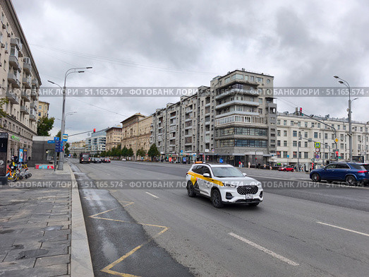 Улица Земляной Вал в Москве. Такси. Редакционное фото, фотограф Мария Сергеева / Фотобанк Лори