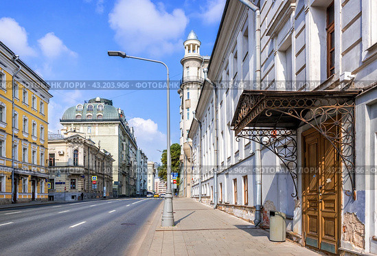 Улица Знаменка, старинное крыльцо, Москва (2023 год). Стоковое фото, фотограф Baturina Yuliya / Фотобанк Лори
