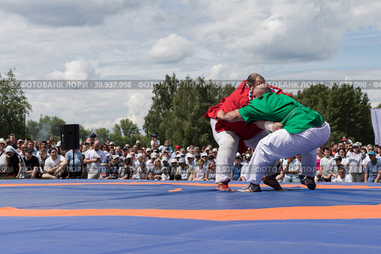 Ulyanovsk, June 18, 2022:Wrestlers competition.National struggle "kuresh". Men's wrestling. Sabantuy (Sabantui) is a traditional celebration of the end of spring field work.Wrestlers on the rink. Редакционное фото, фотограф Регина Ерофеева / Фотобанк Лори