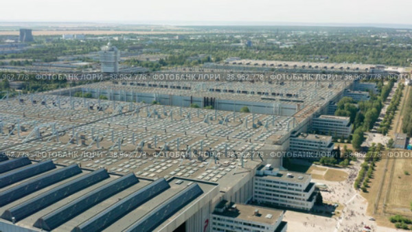 Ульяновск, цеха авиазавода "Авиастар". Вид с воздуха. Ulyanovsk, workshops of the Aviastar aircraft factory. Aerial view. (2022 год). Редакционное видео, видеограф Евгений Романов / Фотобанк Лори