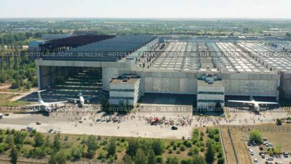 Ульяновск, цеха авиазавода "Авиастар". Вид с воздуха. Ulyanovsk, workshops of the Aviastar aircraft factory. Aerial view. (2022 год). Редакционное видео, видеограф Евгений Романов / Фотобанк Лори