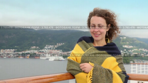 Улыбающаяся женщина  в пледе на палубе корабля. Стоковое видео, видеограф Losevsky Pavel / Фотобанк Лори