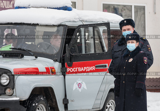 Улыбающиеся сотрудники Росгвардии в защитных медицинских масках обеспечивают безопасность во время митинга в Тарусе, посвященного переименованию улиц города. 21 ноября 2020. Редакционное фото, фотограф Наталья Николаева / Фотобанк Лори