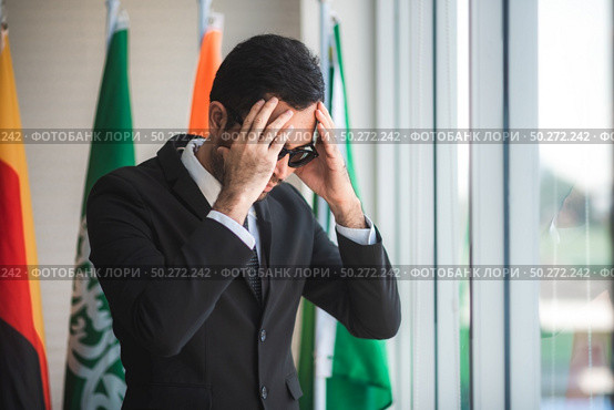 unemployed businessman, Businessmen are disappointed and worried because they are losing their jobs. Стоковое фото, агентство Ingram Publishing / Фотобанк Лори