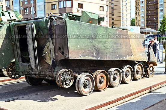 Уничтоженный американский бронетранспортер M113 A2. Передвижная выставка трофейной техники НАТО "Сила в правде- гордость и победа". Город Тюмень (2024 год). Редакционное фото, фотограф Александр Тараканов / Фотобанк Лори
