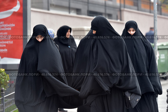 Unidentified Turkish women in traditional Islamic clothing on the streets of the city (2018 год). Редакционное фото, фотограф Анна Кривицкая / Фотобанк Лори