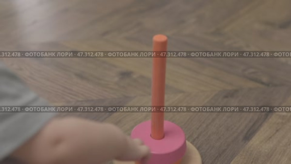 unrecognizable caucasian child baby playing toy wooden pyramid, early education. Стоковое видео, видеограф Olesia Kondrateva / Фотобанк Лори