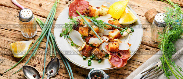 Unusual meat salad. Salad with fried bacon, croutons and Jerusalem artichoke. Стоковое фото, агентство Ingram Publishing / Фотобанк Лори