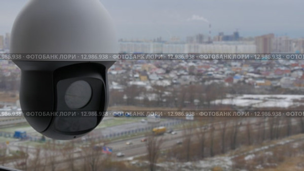 Управляемая купольная поворотная скоростная видеокамера в работе на улице. Интервальная съемка. Стоковое видео, видеограф Руслан Гарифуллин / Фотобанк Лори