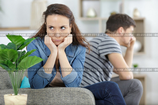 upset couple sitting on the sofa. Стоковое фото, агентство Ingram Publishing / Фотобанк Лори