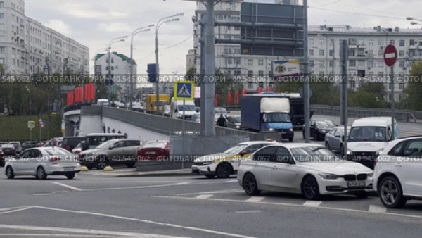 Urban traffic on Stromynka Street near the Matrossky Bridge in the early morning in Moscow. Sokolniki district 15.05.23 (2023 год). Редакционное видео, видеограф Ярославский Максим / Фотобанк Лори