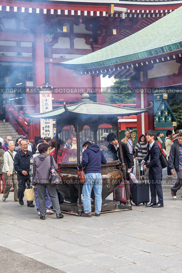 Урна для сжигания ароматных палочек перед главным храмом Kannondo святыни Senso-ji, Асакуса, Токио, Япония (2013 год). Редакционное фото, фотограф Кекяляйнен Андрей / Фотобанк Лори