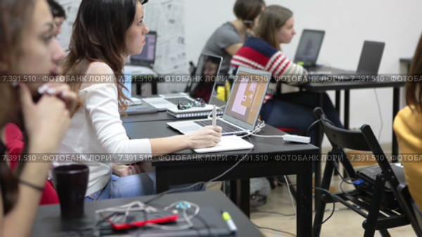 Урок по рисованию на графическом планшете в фотошопе и иллюстраторе (2015 год). Редакционное видео, видеограф Кекяляйнен Андрей / Фотобанк Лори