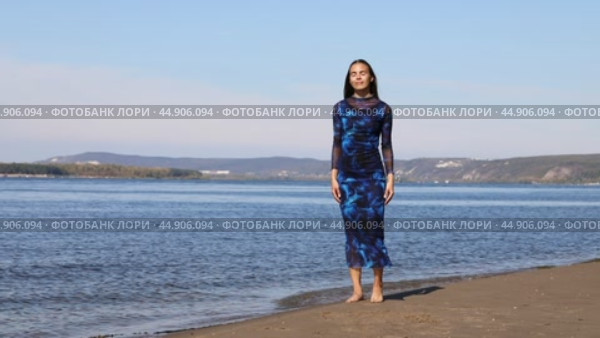 Уроки фотопозирования на берегу Волги. Стоковое видео, видеограф Андрей Аркуша / Фотобанк Лори