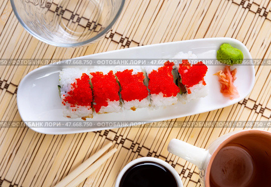 Urumaki roll with salmon avocado pepino and tobiko. Стоковое фото, фотограф Яков Филимонов / Фотобанк Лори