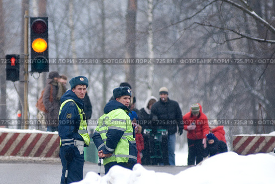 Усиленный наряд ДПС у пешеходного перехода (2006 год). Редакционное фото, фотограф Сайганов Александр / Фотобанк Лори