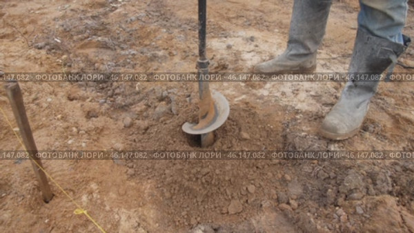 Using an auger method for digging and extracting soil samples from the land surface. Стоковое видео, видеограф Громов Александр / Фотобанк Лори