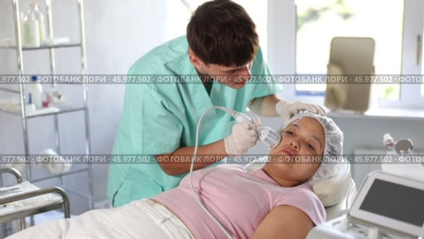 Using device and cold hammer whitening attachment, young specialist expertly performs the procedure, enhancing client's skin tone. Стоковое видео, видеограф Яков Филимонов / Фотобанк Лори
