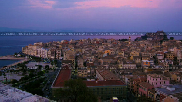 Ускоренная съемка (time-lapse): вид на старый город с Новой крепости вечером, Корфу, Греция (2011 год). Стоковое видео, видеограф Ростислав Агеев / Фотобанк Лори