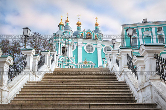Успенский собор и лестница к нему в Смоленске (2021 год). Стоковое фото, фотограф Baturina Yuliya / Фотобанк Лори