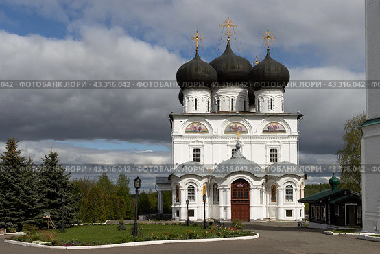 Успенский Трифонов монастырь, город Киров, Кировская область, Россия. Собор Успения Богородицы (Успенский собор). Красивый старинный православный храм 17 века. Большая белокаменная церковь с чёрными куполами. Архитектурная достопримечательность города Кирова. Стоковое фото, фотограф Андрей Степанов / Фотобанк Лори